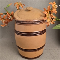 gul-brune-striber-toendeformet-keramik-krukke-med-laa-gammel-beholder